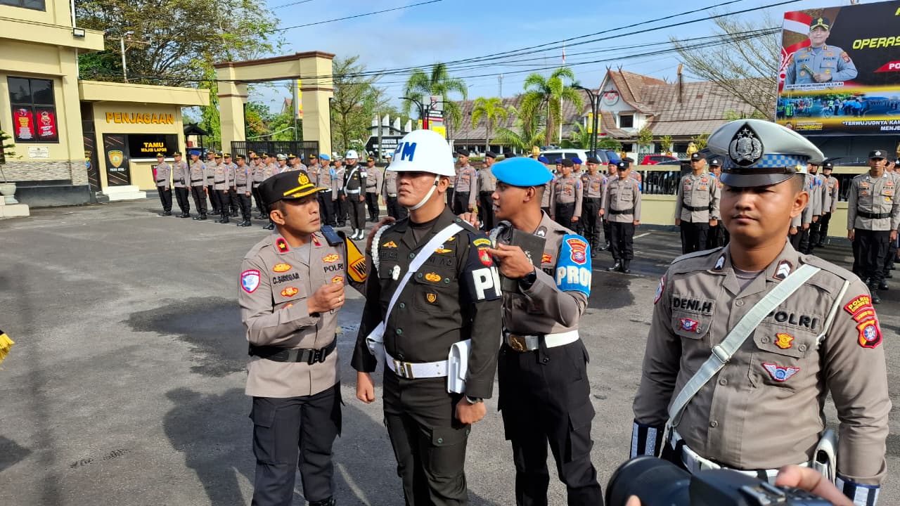 PATUH TELABANG: Wakapolres Kotim Kompol Christian Maruli Siregar saat memasang pita tanda dimulainya Ops Keselamatan Telabang 2026 di Polres Kotim, Senin (2/2) pagi.&nbsp;FAHRY/RADAR SAMPIT