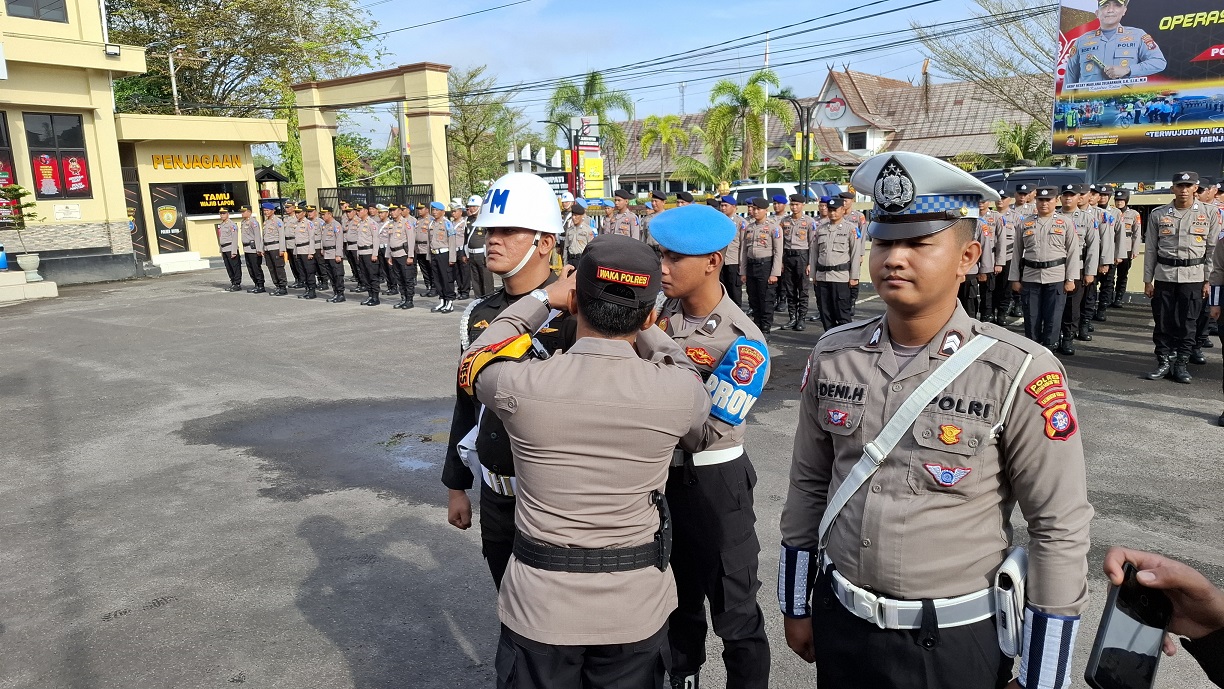 Wakapolres Kotim Kompol Christian Maruli Siregar saat memasang pita tanda dimulainya Ops Keselamatan Telabang 2026 di Polres Kotim, Senin (2/2) pagi
