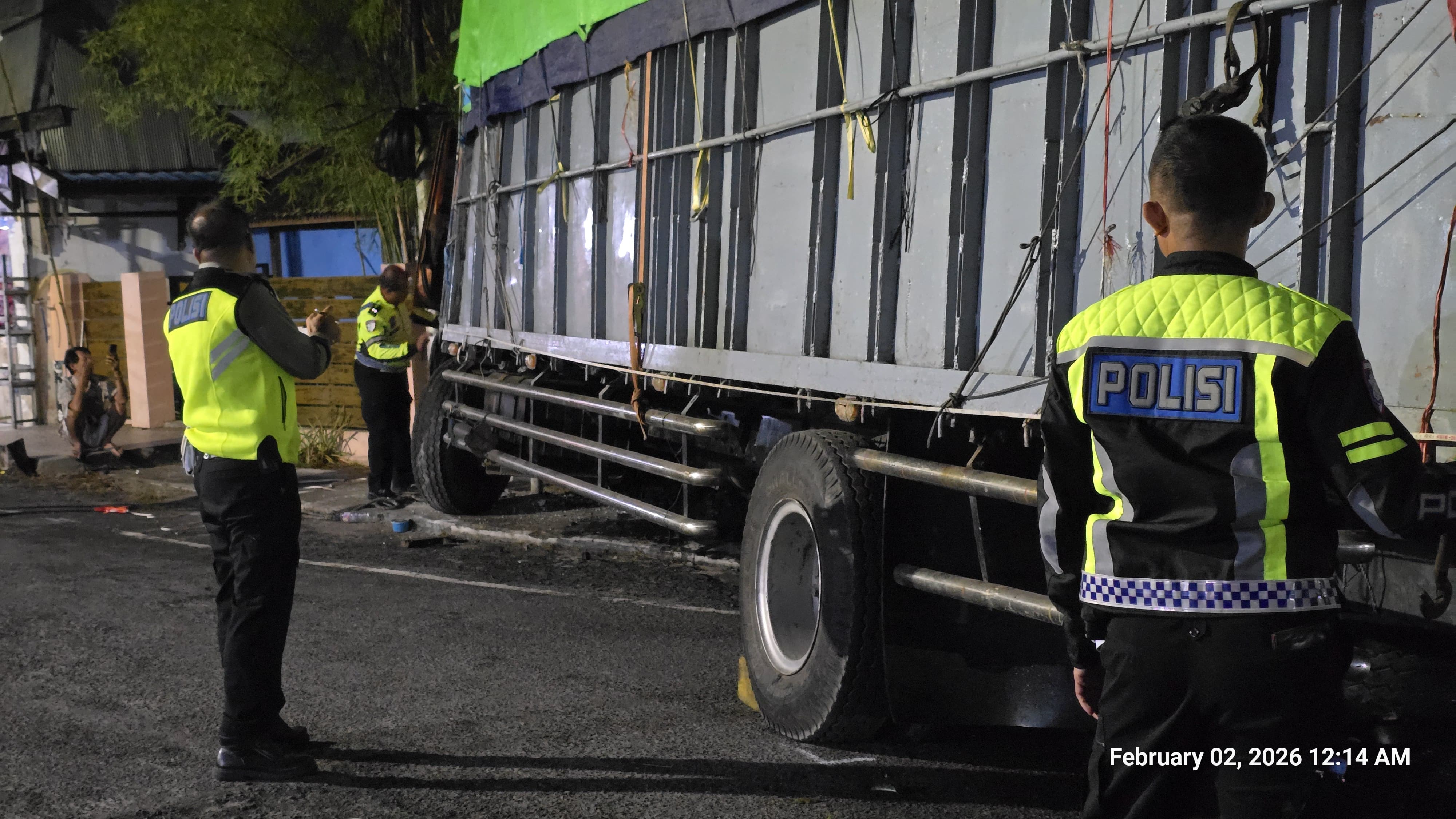 REM BLONG: Satlantas Polres Kobar saat di TKP kecelakaan. (koko/radar sampit)