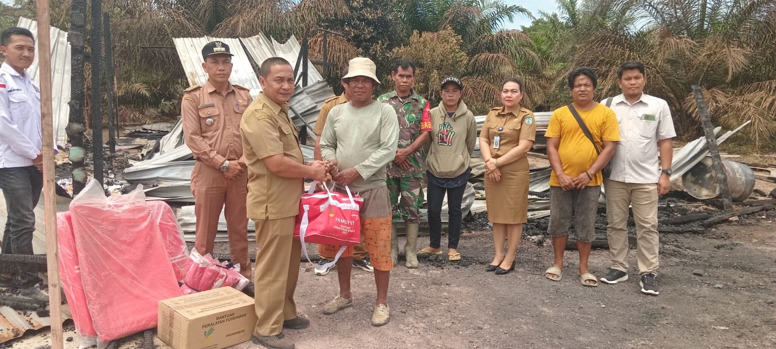Penyerahan bantuan untuk korban kebakaran di Desa Tangga Batu Kecamatan Belantikan Raya, Lamandau, dari dinas sosial (dinsos) setempat, (1/2).