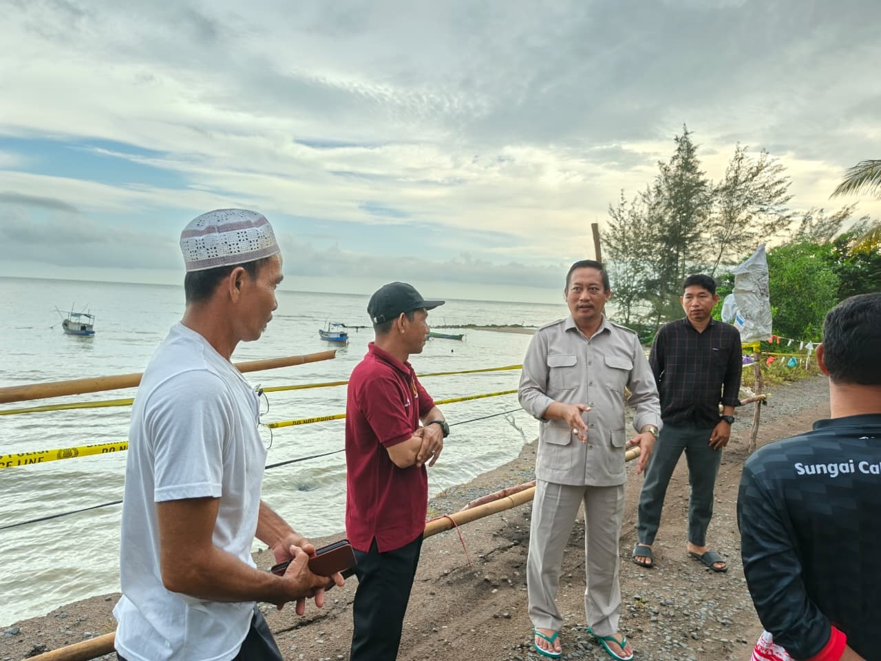 Bupati Sukamara Masduki berkoordinasi dengan warga Desa Cabang Barat terkait abrasi hingga berdampak terhadap akses jalan.