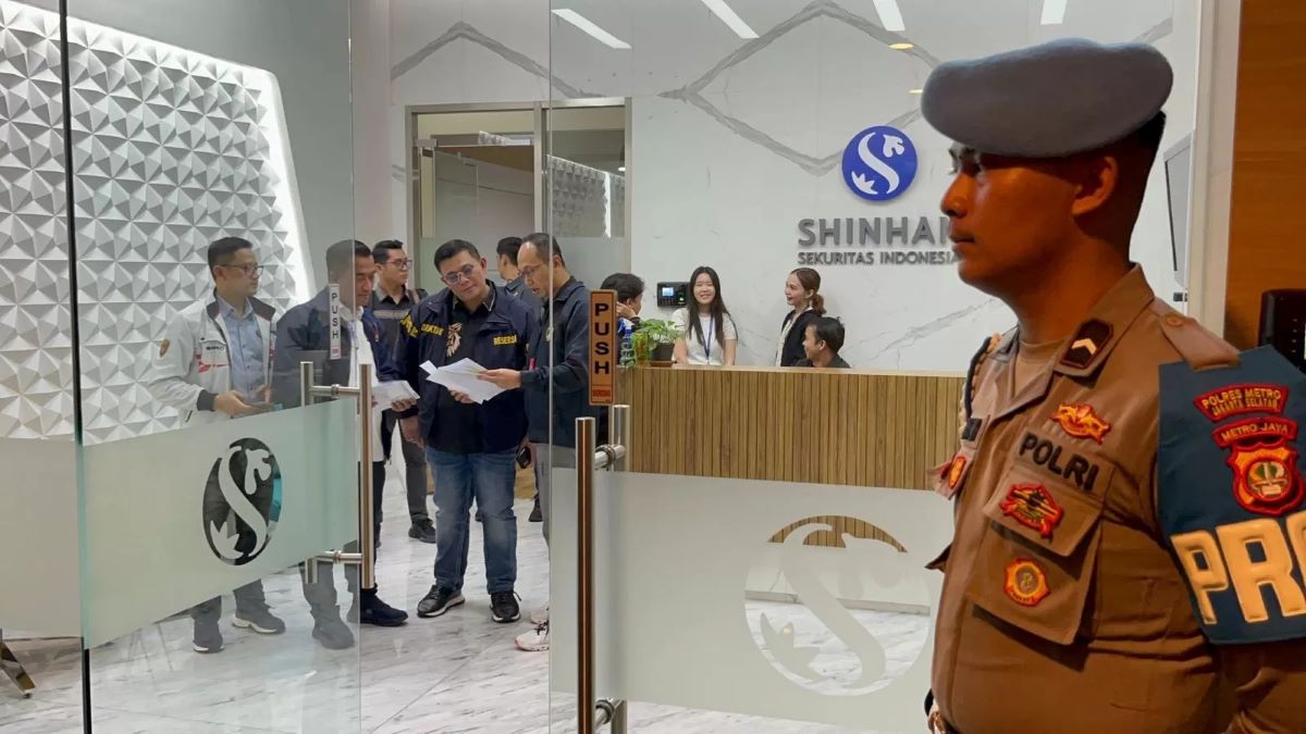 Bareskrim Polri geledah kantor PT Shinhan Sekuritas di SCBD terkait dengan kasus dugaan saham gorengan. (Syahrul Yunizar/ JawaPos.com)