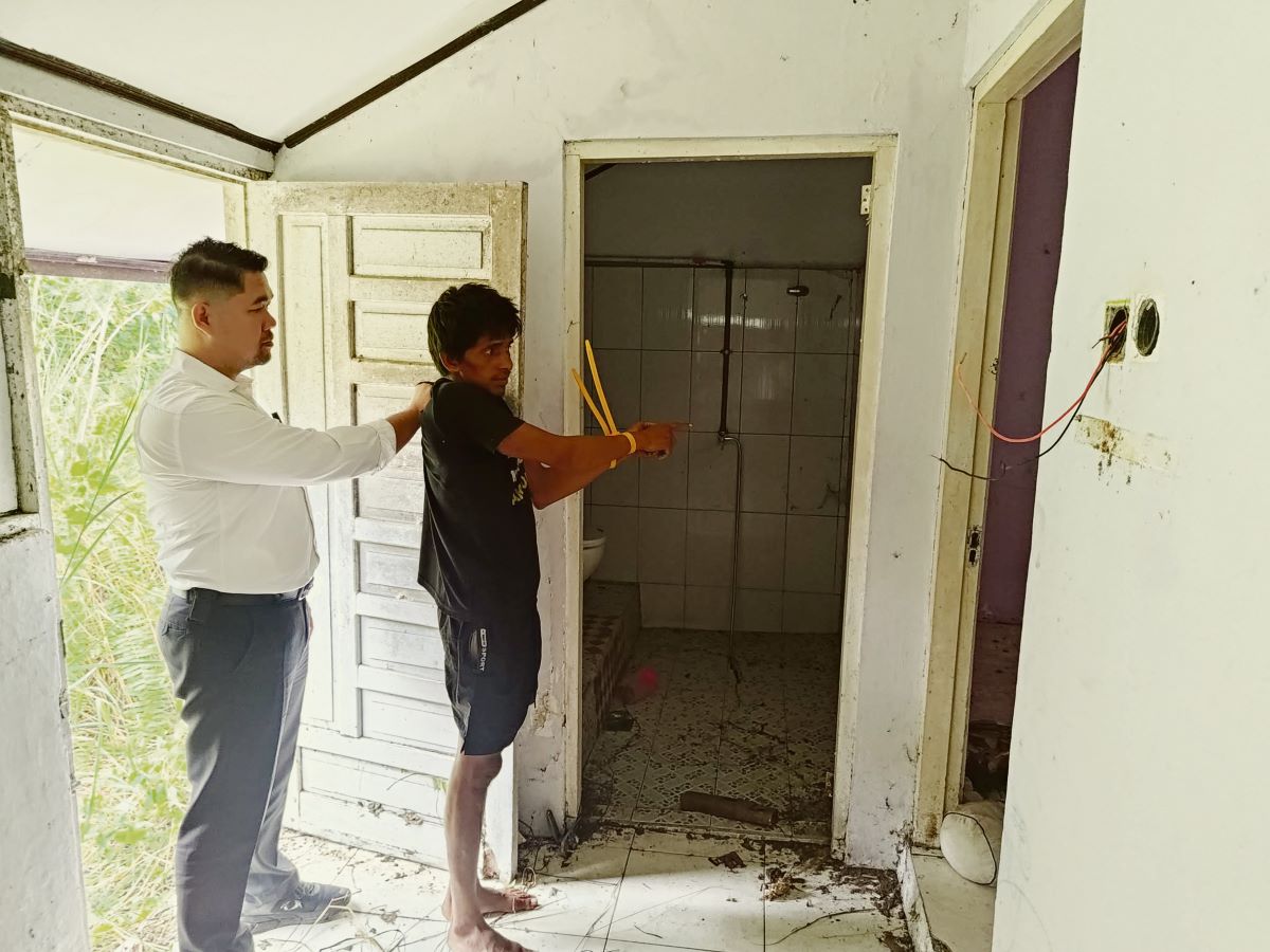 OLAH TKP : Pelaku MA (35) diminta petugas menunjukan lokasi dirinya ketika melakukan pencurian. FOTO: IST/RADAR SAMPIT