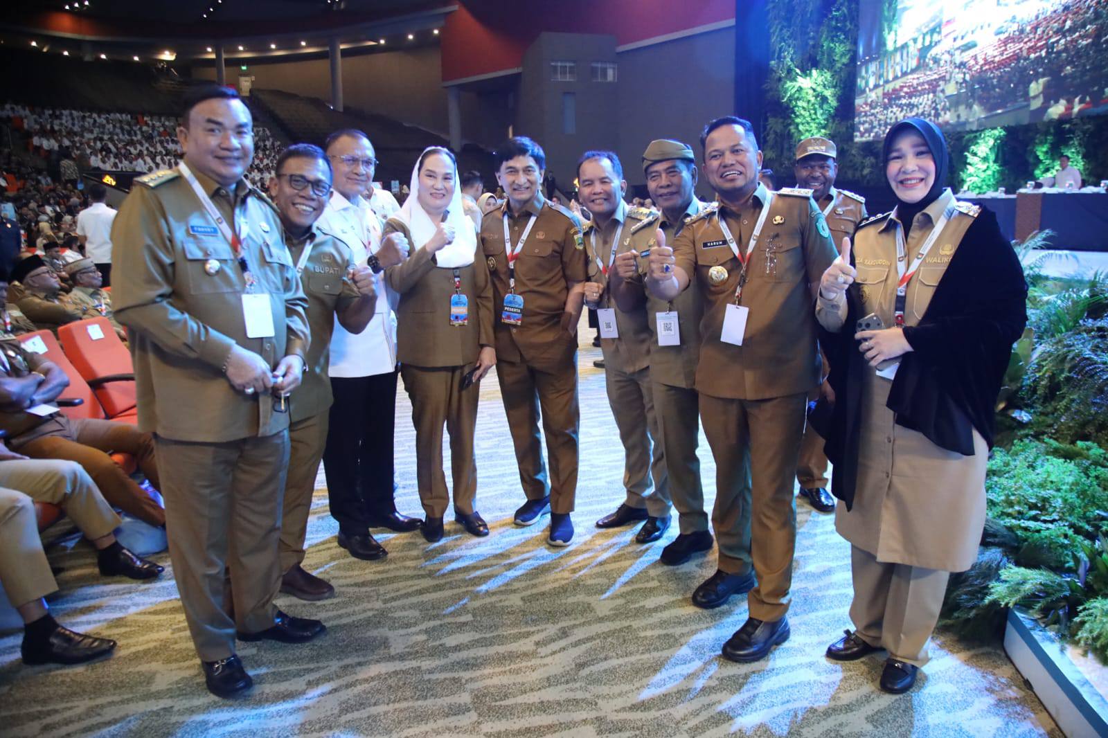 Gubernur Kalteng Agustiar Sabran (tengah) dan rekannya, beberapa kepala daerah di Indonesia, saat di arena  rakornas pemerintah pusat dan daerah tahun 2026 di SICC, Jawa Barat, Senin (2/2).