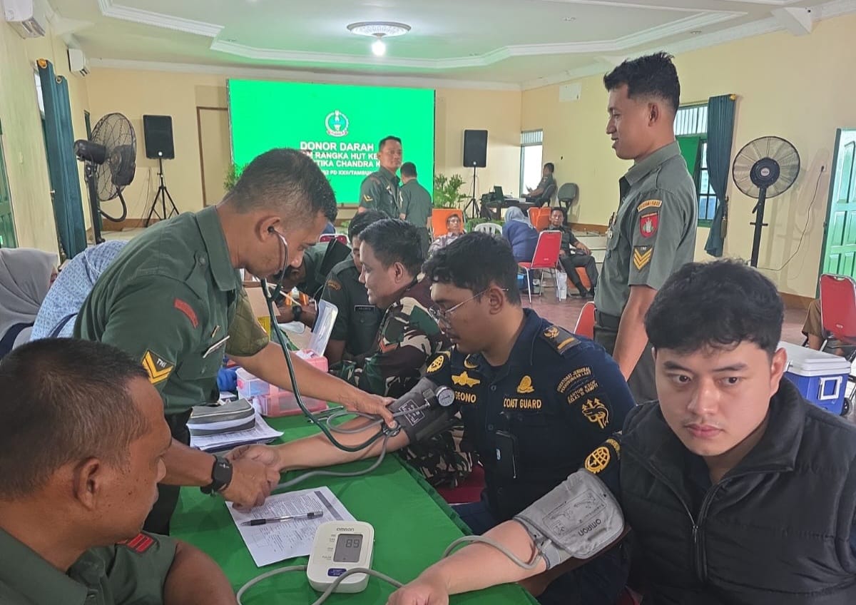 DONOR DARAH: Pengecekan kesehatan terhadap pegawai KSOP Kelas III Sampit sebelum mendonorkan darah, Selasa (3/2).KSOP SAMPIT UNTUK RADAR SAMPIT
