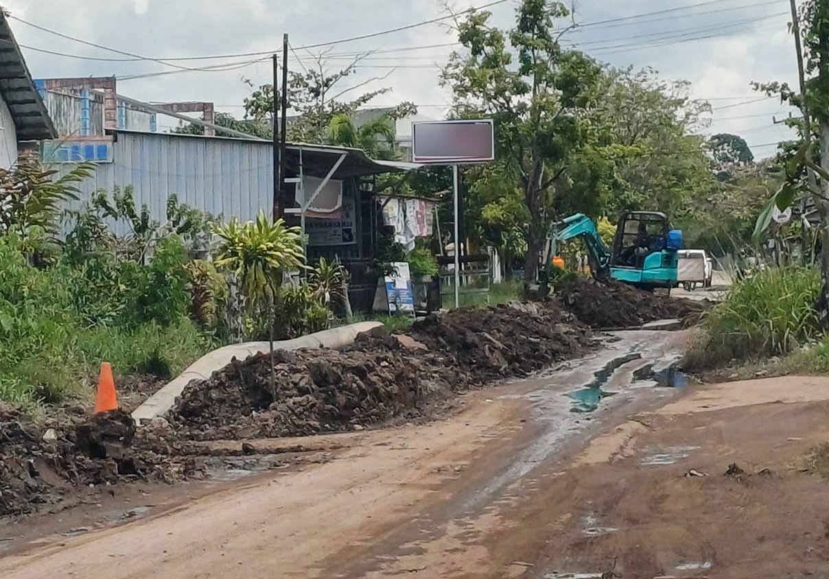 Aktivitas galian Perumdam Tirta Mentaya Kotawaringin Timur memasang jaringan pipa distribusi utama di Jalan Walter Condrad, Kecamatan Baamang. (Istimewa)