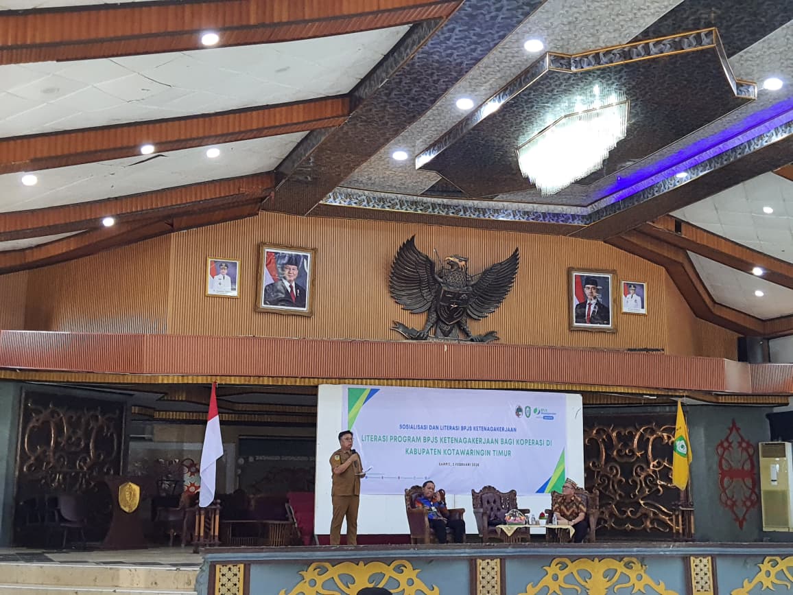 LITERASI : Kegiatan literasi perlindungan BPJS Ketenagakerjaan bersama Diskoperindag Kotim yang dihadiri perwakilan dari puluhan pengurus dan anggota koperasi di Gedung Serba Guna, Selasa (3/2).HENY
