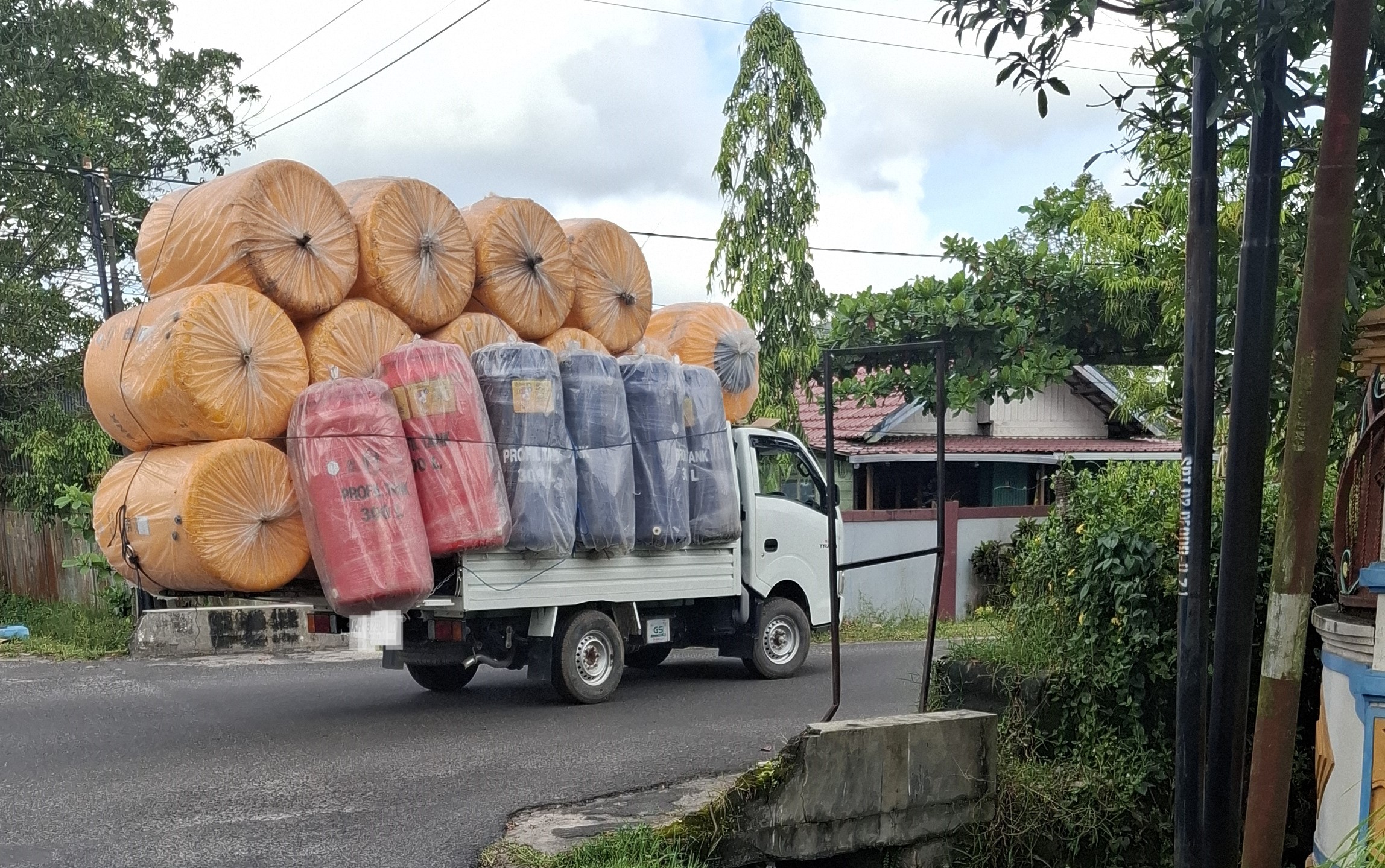 BERBAHAYA: Sebuah mobil bak terbuka kedapatan mengangkut barang melebihi muatan alias overload di Jalan H Ahmad, Sampit, Selasa (3/2/2026). FOTO: FAHRY/RADAR SAMPIT