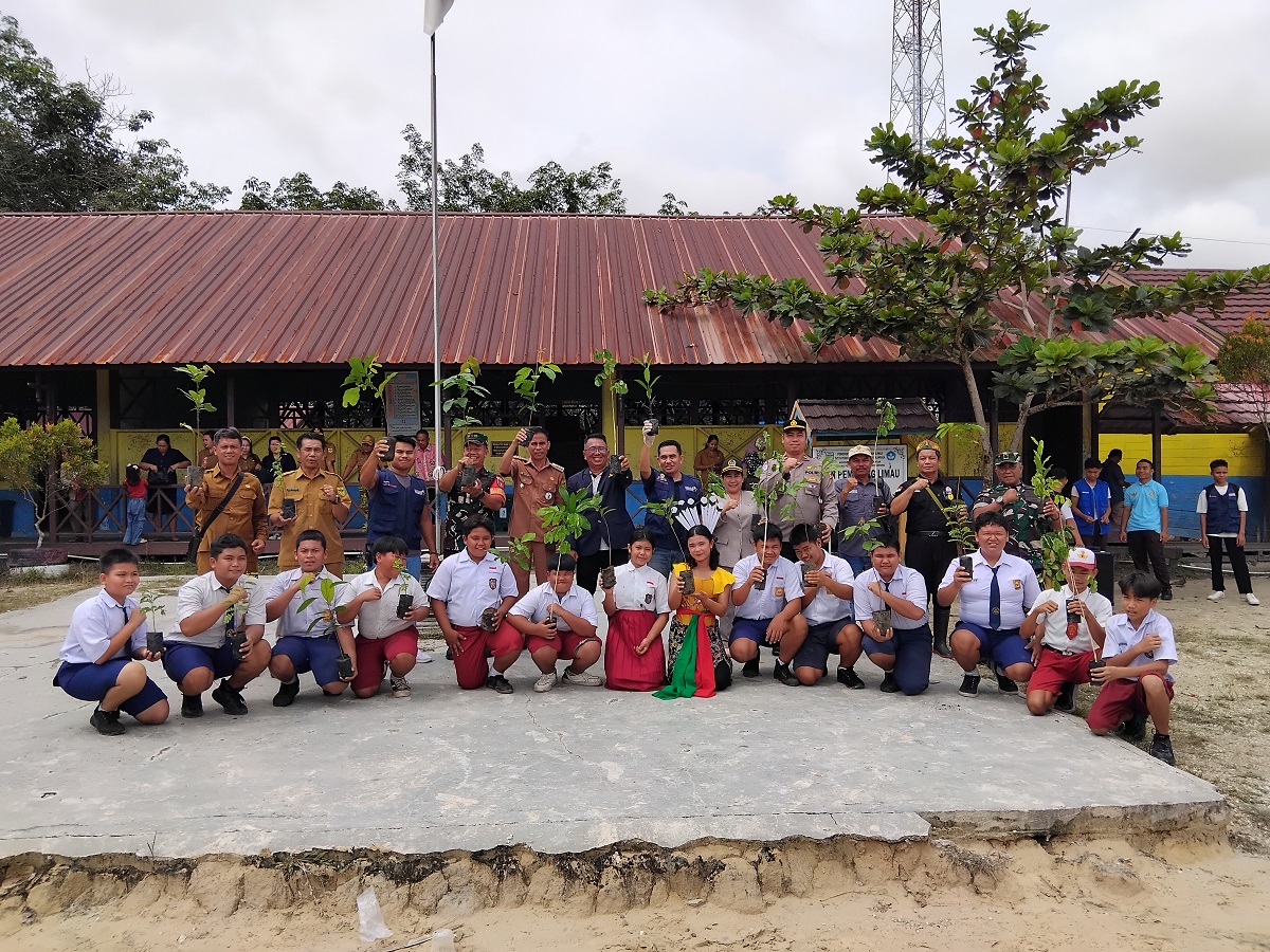 Seluruh pihak terkait foto bersama sebelum dilakukan penanaman bibit pohon, di SDN Pematang Limau dan SMP Negeri Satu Atap 1 Sepang, di Desa Pematang Limau, Kecamatan Sepang, Senin (2/2).