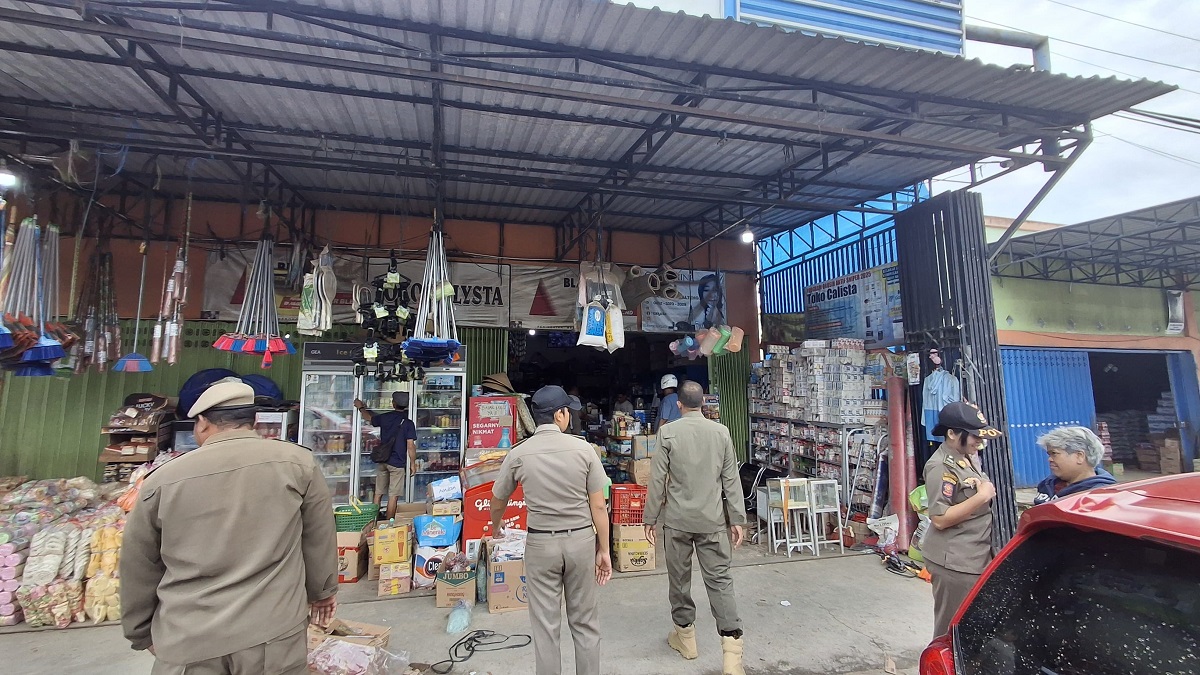 Satpol PP Lamandau Tertibkan Pedagang di Bahu Jalan