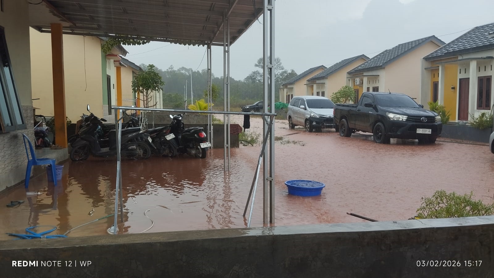 Kompleks Perumahan Bukit Samaliba, Kelurahan Nanga Bulik, terendam banjir pada Selasa (2/2) sore.
