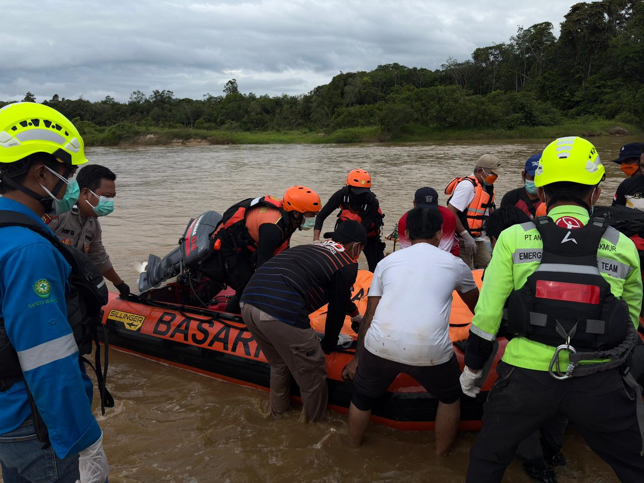 Jasad korban tenggelam yang ditemukan ketika akan dievakuasi ke rumah sakit, Selasa (3/2).
