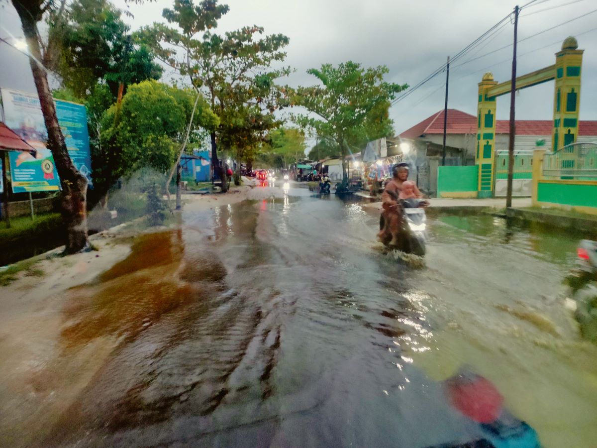 BANJIR: Jalan Cristofel Mihing depan Panti Asuhan Bahagia Kelurahan Baamang Tengah Kecamatan Baamang, Sampit tergenang banjir, Sabtu (31/1/2026) lalu. FOTO: DOK.YUNI/RADAR SAMPIT