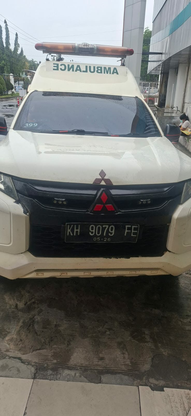 Ambulans  yang terlibat kecelakaan di Jalan Tjilik Riwut, tepatnya di Pal 3, depan Kantor Taspen, Kota Palangka Raya, Rabu (4/2)