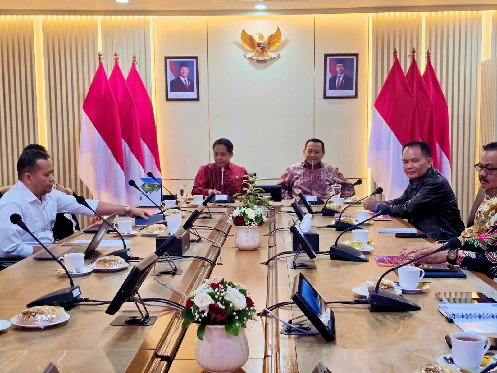 Gubernur Kalteng Agustiar Sabran dan tim saat rapat dengan Menhut RI Raja Juli Antoni di Gedung Manggala Wanabakti, Jakarta, Rabu (4/2).