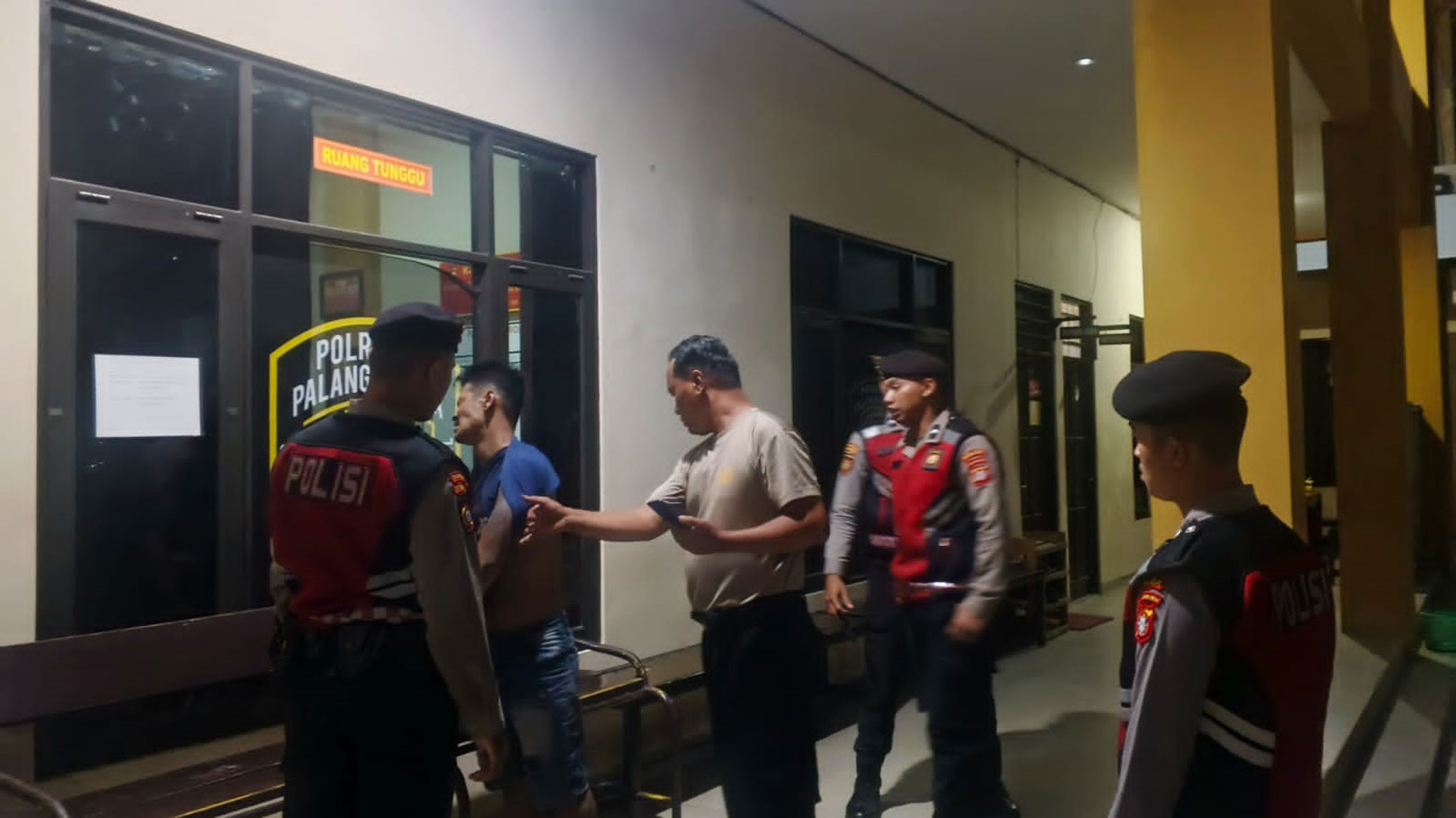 MALING APES : Pelaku pencurian sepeda motor di Jalan Tjilik Riwut Km 5, tepatnya di depan GOR Serbaguna Palangka Raya diamankan di Mapolresta Palangka Raya, Selasa (3/2/2026). FOTO: IST/RADAR SAMPIT