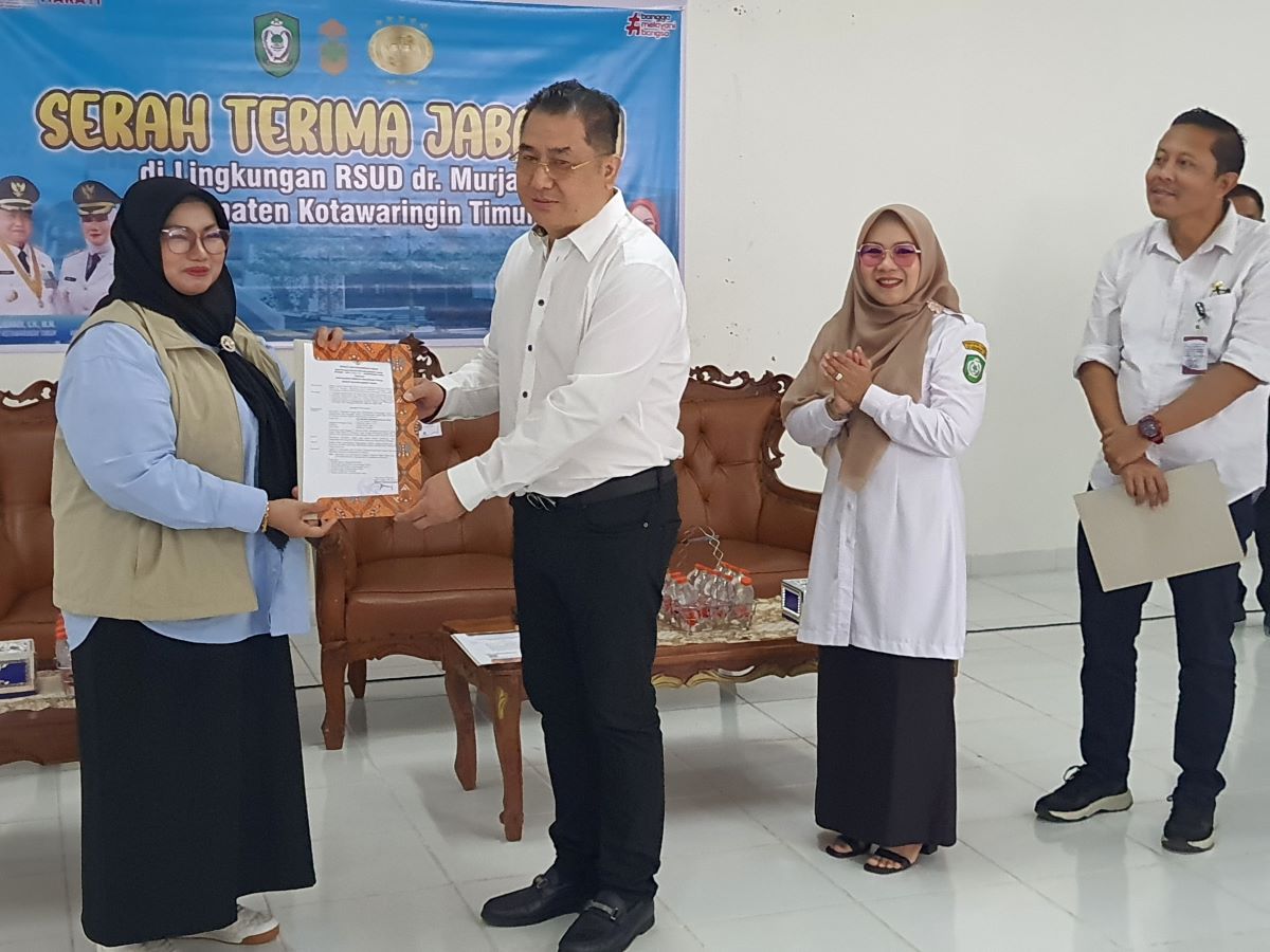 ROTASI: Sertijab direksi dan pejabat struktural di lingkungan RSUD dr Murjani Sampit di Aula Gedung Penunjang Lantai II, RSUD dr Murjani Sampit, Rabu (4/2/2026). FOTO: HENY/RADAR SAMPIT