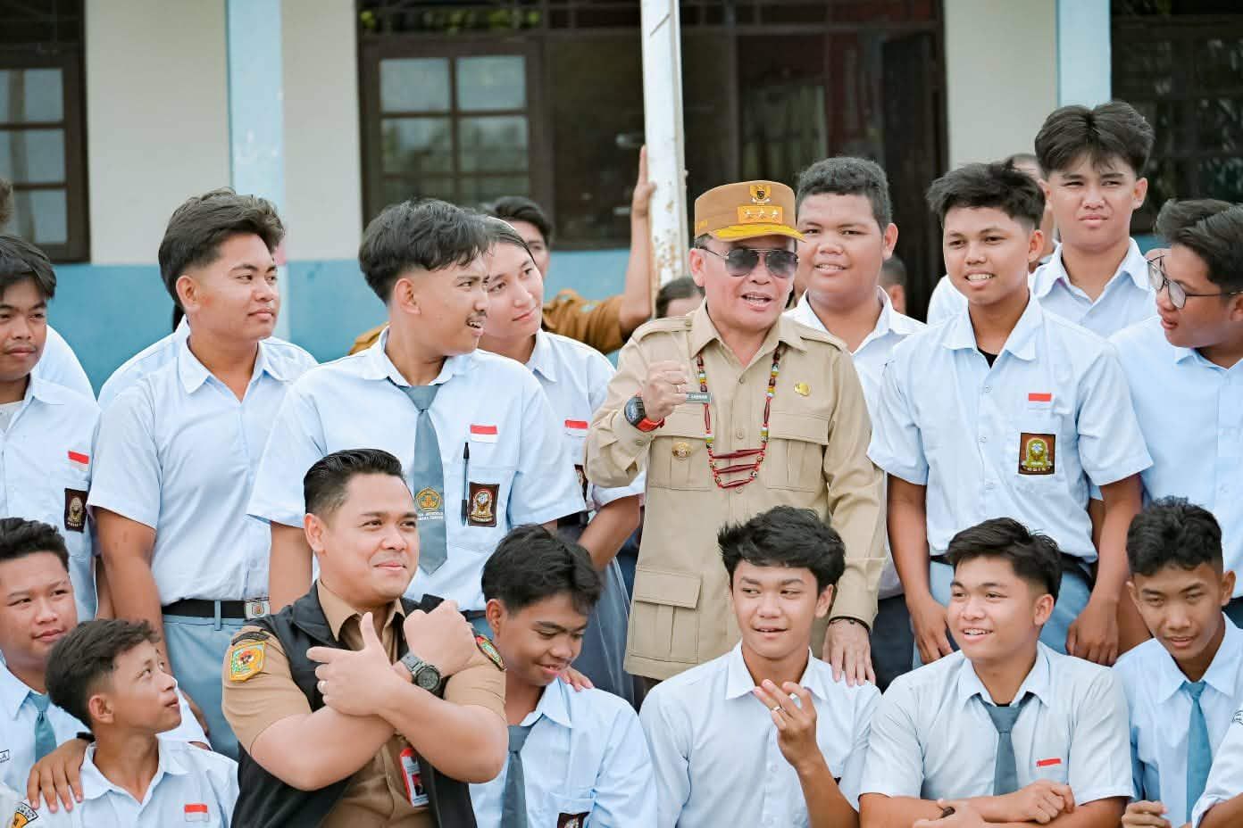 Sejumlah pelajar salah satu SMA saat bersama Gubernur Kalteng Agustiar Sabran, dan Plt Kadisdik Kalteng Reza Prabowo, beberapa waktu lalu.