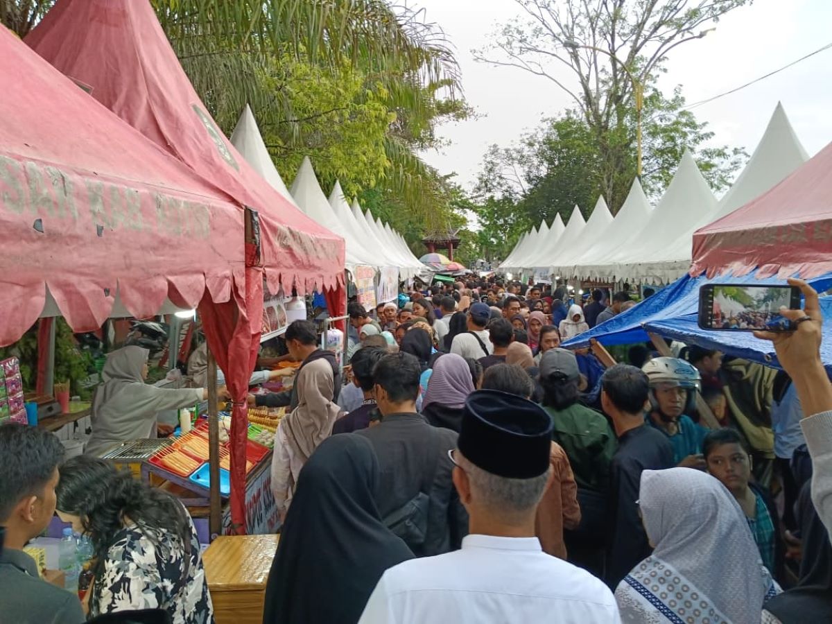 ILUSTRASI: Suasana pasar Ramadan tahun lalu (2025) di kawasan Taman Kota Sampit. FOTO: AKBAR/RADAR SAMPIT