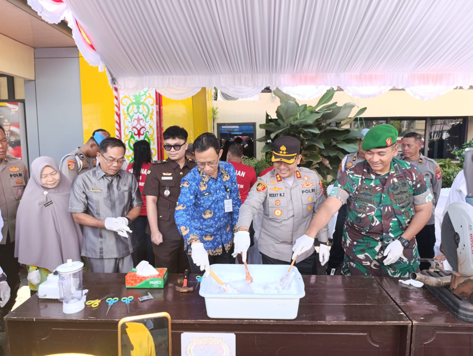 Pemusnahan barang bukti narkotika jenis sabu di Mapolres Kotim, beberapa waktu lalu.  (Akbar/Radar Sampit)