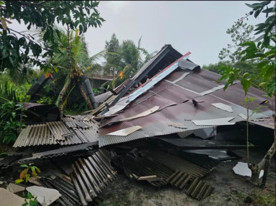 Rumah warga di Jalan Madiun Ngawi, Kelurahan Sawahan, Kecamatan Mentawa Baru Ketapang, Kabupaten Kotawaringin Timur (Kotim), ambruk, Rabu sore (4/2/2026).