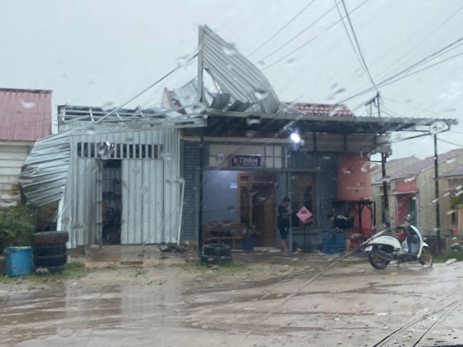 Rangka atap rumah warga di Perumahan Graha Pramuka rusak akibat terpaan angin kencang.