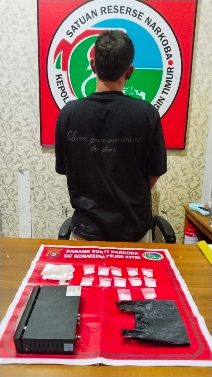 NARKOBA : Pelaku S beserta barang bukti narkoba diamankan di Mapolres Kotim. FOTO: HUMAS POLRES KOTIM/RADAR SAMPIT
