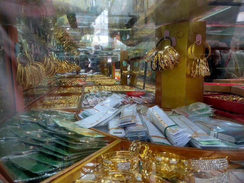 DIMINATI WARGA: Penjualan perhiasan emas di kawasan PPM Sampit