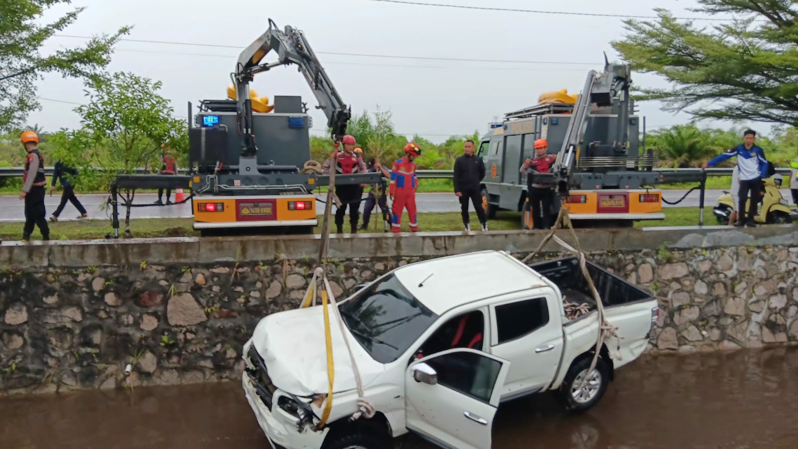 Evakuasi satu unit mobil double cabin  yang lepas kendali dan masuk ke parit di sisi jalan ir Soekarno, Palangka Raya, Rabu (4/2).
