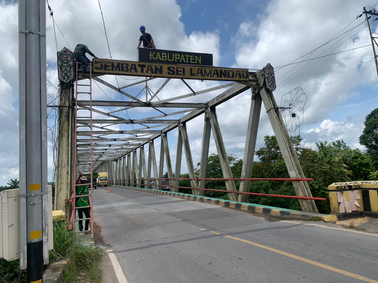 Led display running text di atas Jembatan Sungai Lamandau sebelum hilan