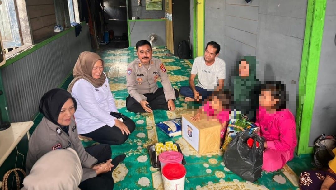 Satbinmas Polres Lamandau bersama Dinsos Lamandau dan UMKM menyerahkan bantuan untuk keluarga korban pembunuhan.