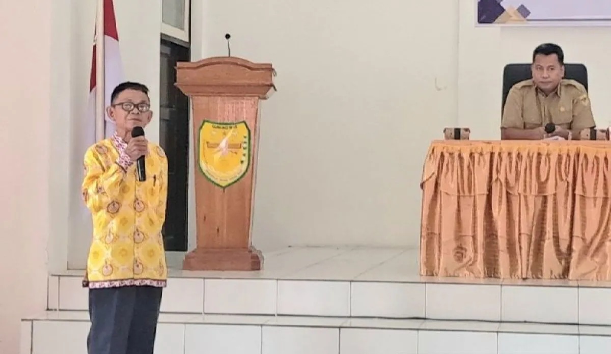 Perwakilan Forum Lansia Kecamatan Mihing Raya Almis T. K menyampaikan aspirasi saat musrenbang kecamatan di Kelurahan Kampuri, Selasa (3/2).