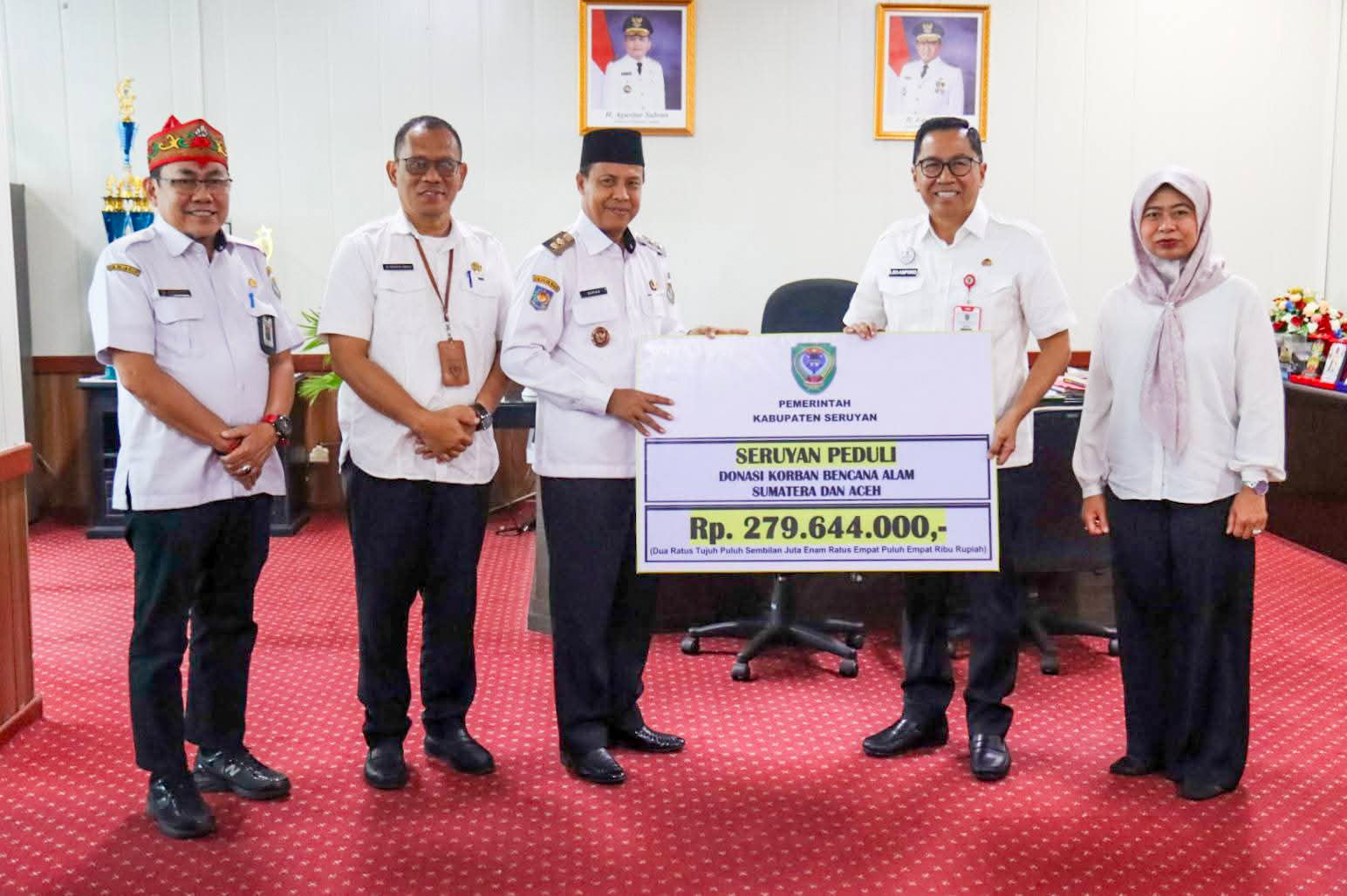 Pemerintah Kabupaten Seruyan menerahkan donasi ratusan juta rupiah untuk korban bencana di Sumatra