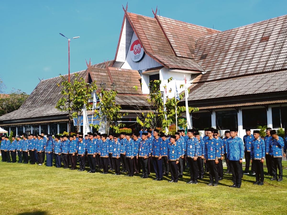 UPACARA: Aparatur Sipil Negara (ASN) di lingkungan Pemerintah Kabupaten Kotim saat mengikuti upacara. FOTO: AKBAR/RADAR SAMPIT