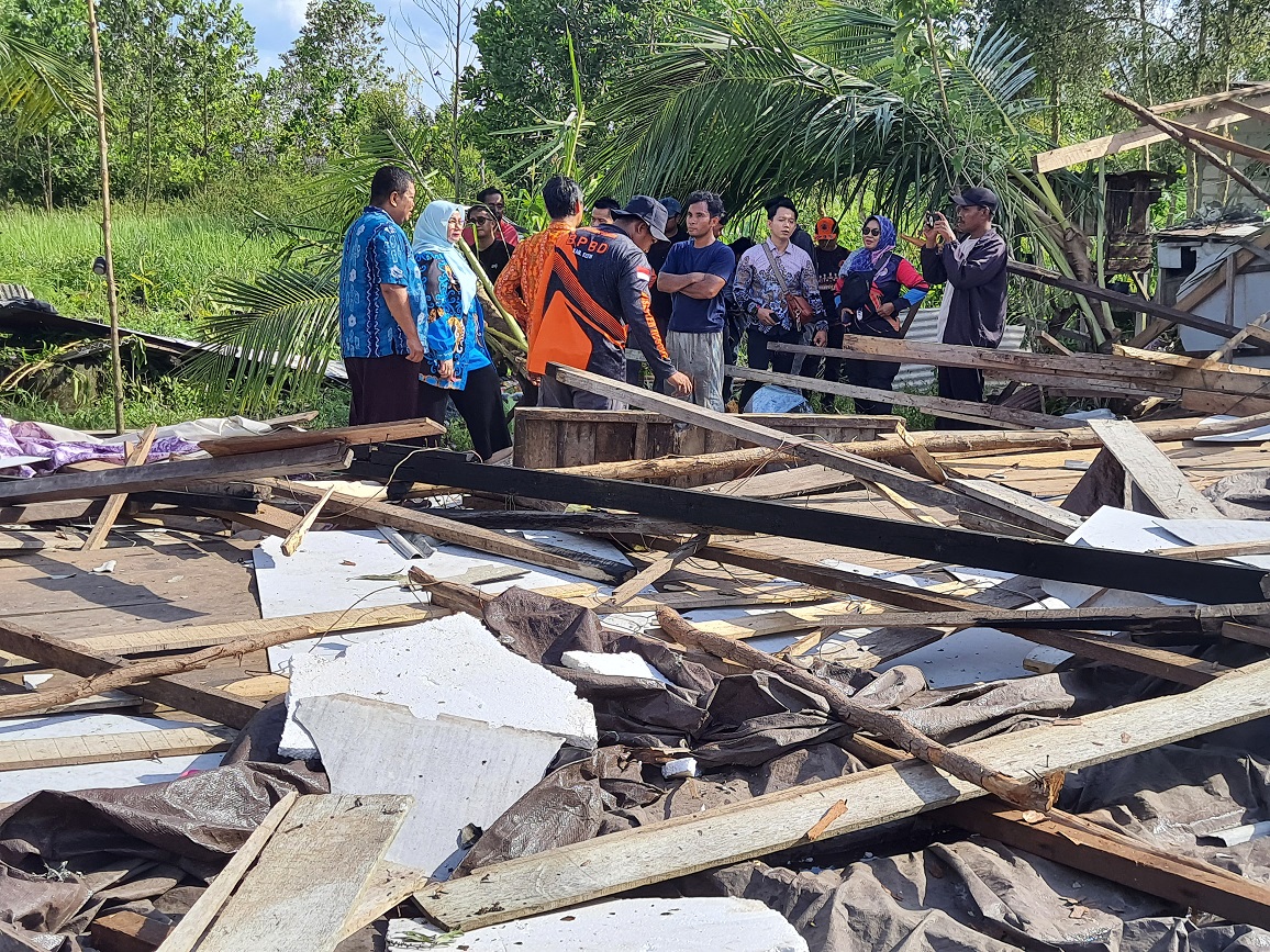 Wabup Kotim Irawati didampingi Kadinsos Kotim Hawianan beserta sejumlah anggota BPBD, di lokasi rumah yang ambruk diterpa badai, Kamis (5/2).