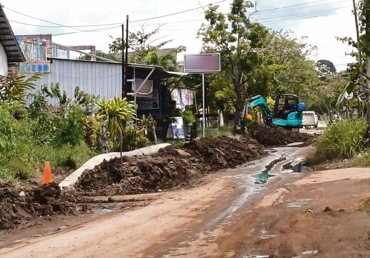 PDAM: Aktivitas galian Perumdam Tirta Mentaya Kotawaringin Timur memasang jaringan pipa distribusi utama di Jalan Walter Condrad, Kecamatan Baamang, Sampit. FOTO: IST/RADAR SAMPIT