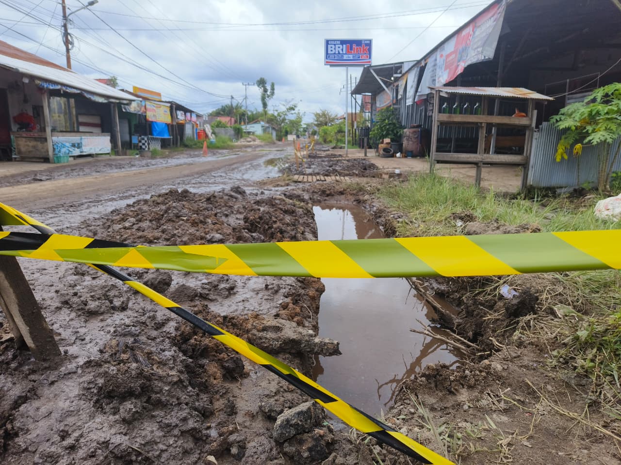 Peremajaan jaringan pipa air bersih Perumdam Tirta Mentaya di Jalan Walter Condrad Sampit.  (Akbar/Radar Sampit)