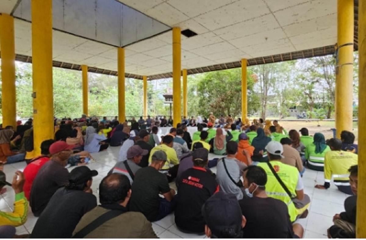 Serah terima penata tenaga kebersihan DLH kepada pihak ketiga di gazebo Pangkalan Bun Park, belum lama ini.
