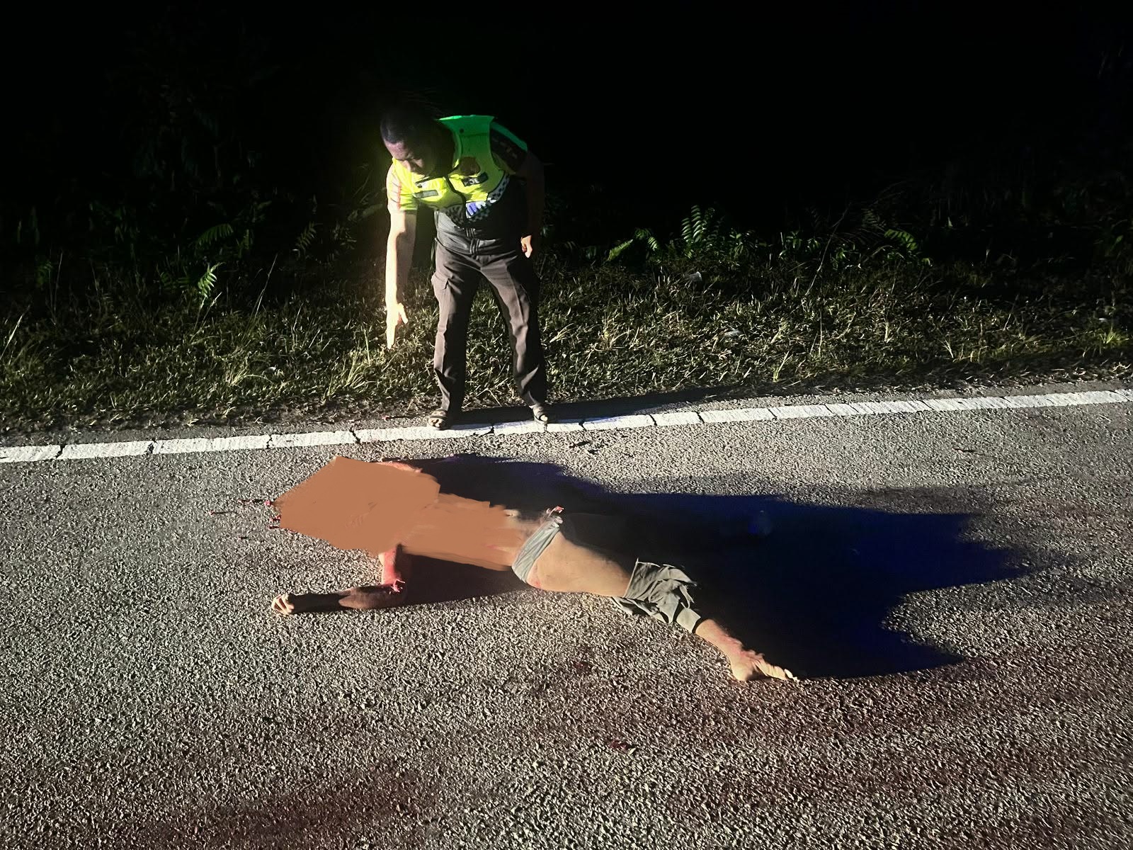 Mayat Mr X saat ditemukan dengan kondisi mengenaskan di Jalan Tjilik Riwut Km 50, Kecamatan Bukit Batu, Palangka Raya, Kamis (5/2) dini hari.