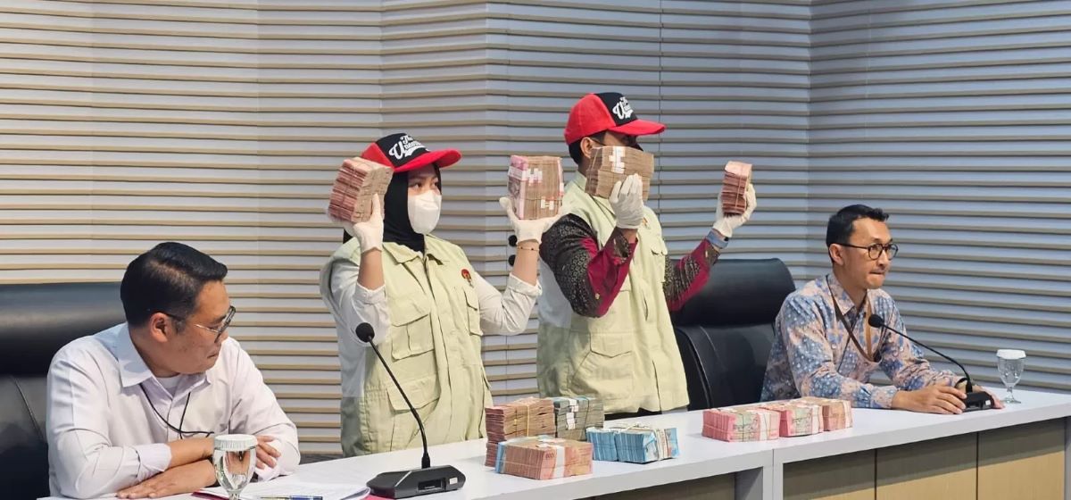KPK pamerkan barang bukti uang Rp 1 miliar dari OTT KPP Madya Banjarmasin, Kalimantan Selatan, Kamis (5/2). (Muhamad Ridwan/JawaPos.com)
