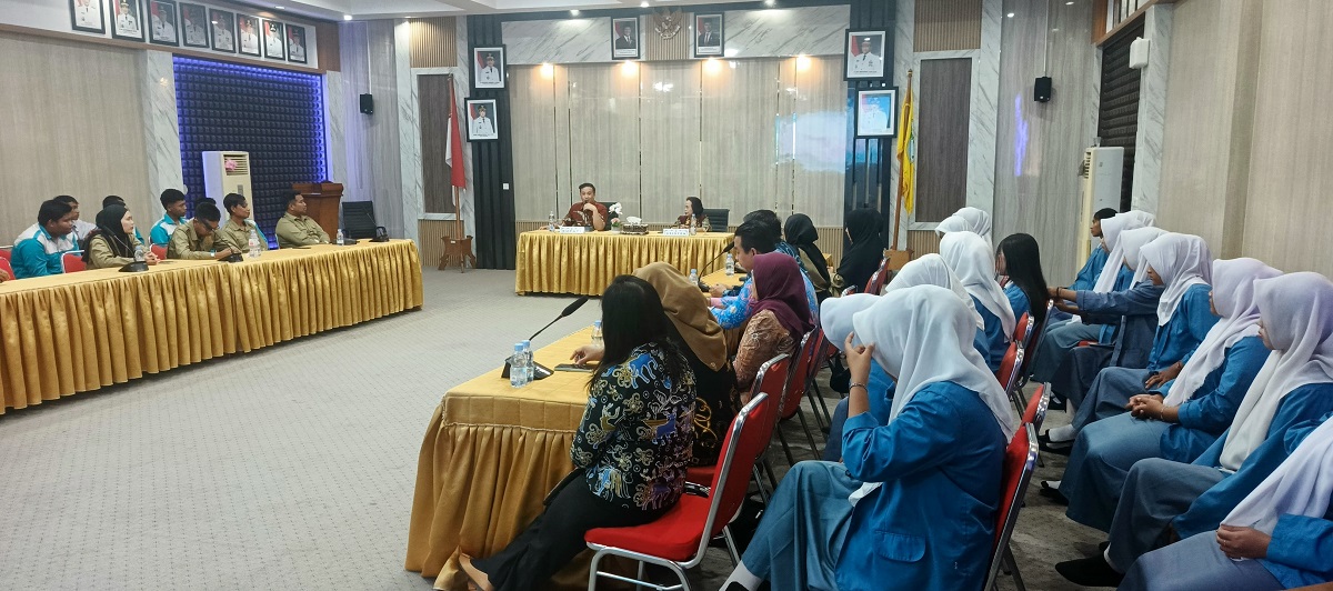 Bupati Lamandau Rizky Aditya Putra menerima kunjungan belajar dari para peserta didik SMKN 1 Kotawaringin Lama di aula Setda Kantor Bupati Lamandau, Kamis (5/2).