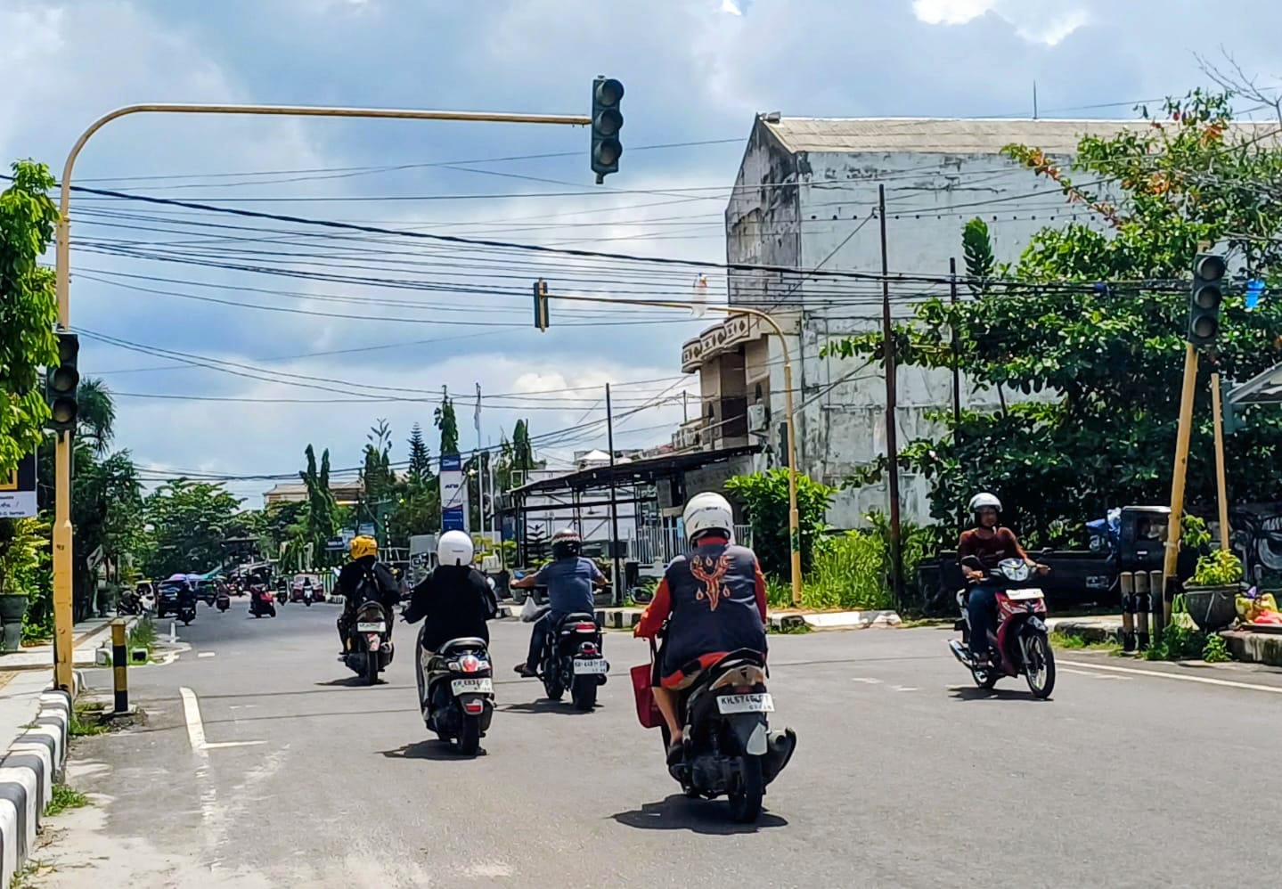 Traffic Light di perempatan Jalan MT Haryono - DI Panjaitan Sampit, tak beroperasi dikeluhkan pengguna jalan. (Oes/Radar Sampit)