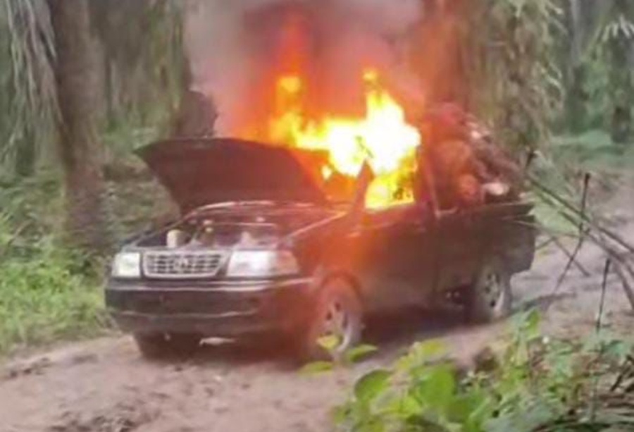 Dua orang terduga pelaku kabur dari lokasi, sementara kendaraan yang diduga digunakan untuk mengangkut hasil curian hangus dibakar warga yang geram.