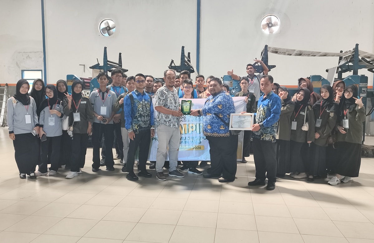 KUNJUNGAN INDUSTRI: Wakamad Keterampilan dan Ketua Unit Produksi MAN Kotim Plus Keterampilan M. Rajul Kahfi menyerahkan piagam kepada perwakilan Radar Sampit di gedung Percetakan Radar Sampit