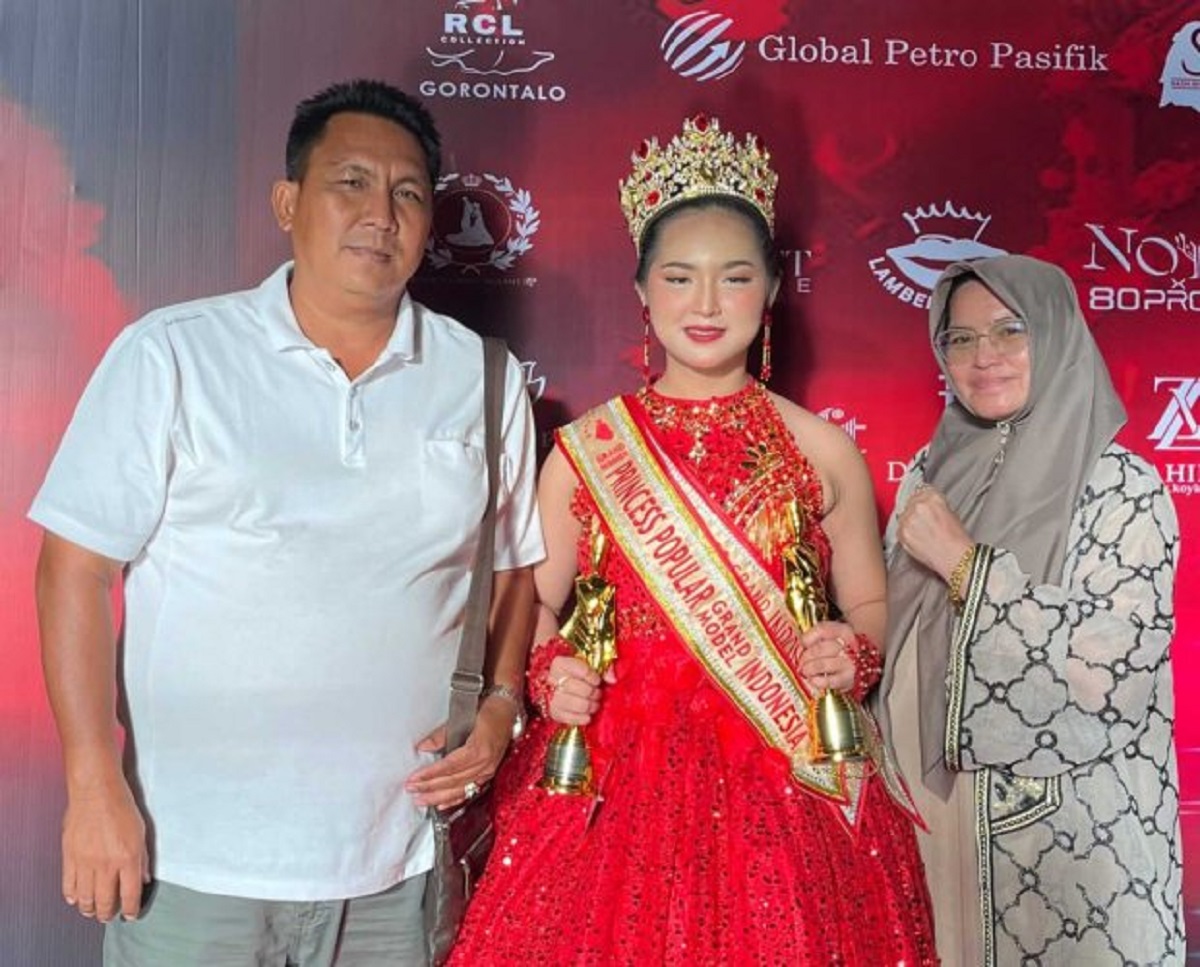 Regina Azzahra ketika berfoto bersama kedua orang tua Adie Seth Jinu dan Islamiah, usai sukses meraih tiga gelar bergengsi