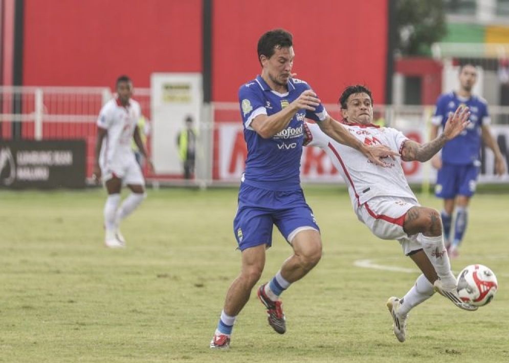 RIVAL: Pertemuan Persib Bandung dan Malut United di putaran pertama Super League 2025/2026 lalu.