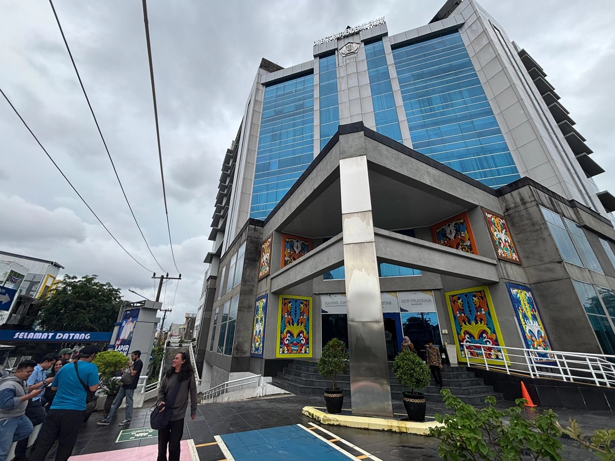 PANTAU KONDISI: Awak media memenuhi depan kantor KPP Banjarmasin di Jalan Lambung Mangkurat usai beredarnya kabar OTT KPK. (Zulvan Rahmatan/Radar Banjarmasin)