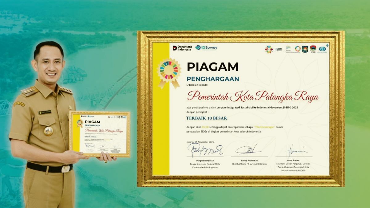 PRESTASI: Wali Kota Palangka Raya Fairid Naparin menunjukkan piagam penghargaan Integrated Sustainability Indonesia Movement (I-SIM) for Cities 2025. FOTO: IST/RADAR SAMPIT
