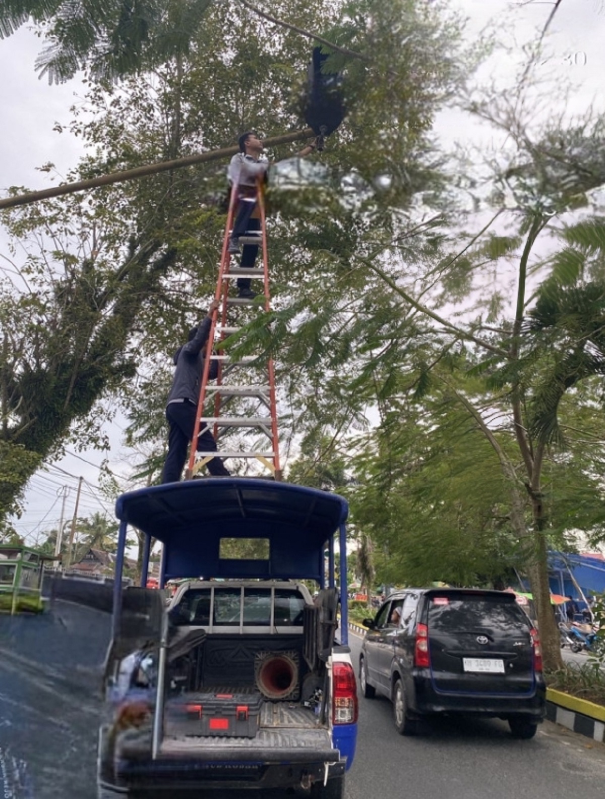 Personel Dishub Kotawaringin Barat memperbaiki warning light yang rusak di sejumlah ruas jalan dalam Kota Pangkalan Bun, Kabupaten Kotawaringin Barat, belum lama ini