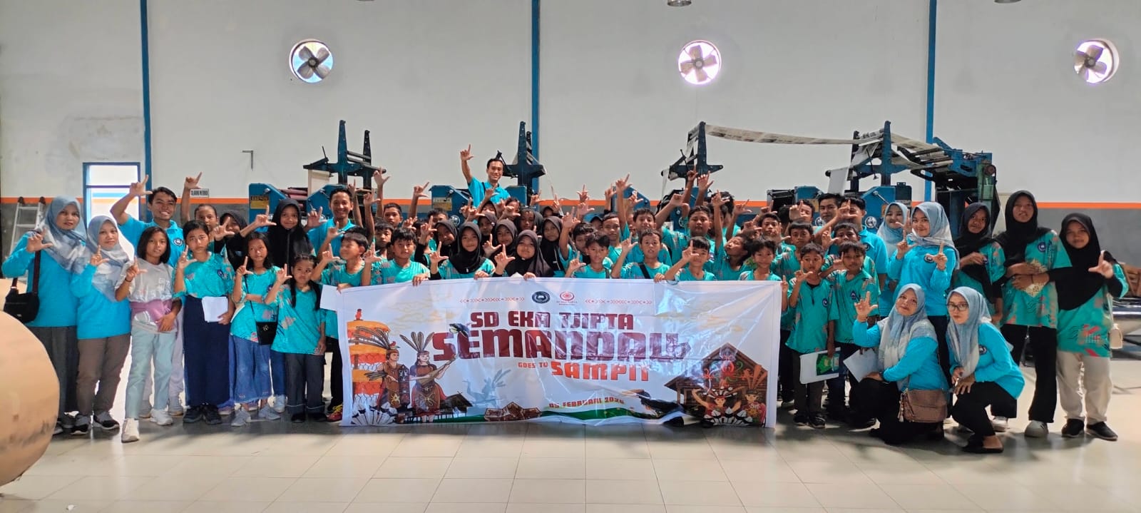 FOTO BERSAMA: Para guru pendamping dan murid kelas V dan VI SD ET Semandau saat berkunjung ke gedung percetakan Radar Sampit, Kamis siang (5/2).TONO/RADAR SAMPIT